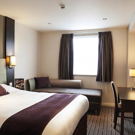 Premier Inn London Wandsworth Exterior foto