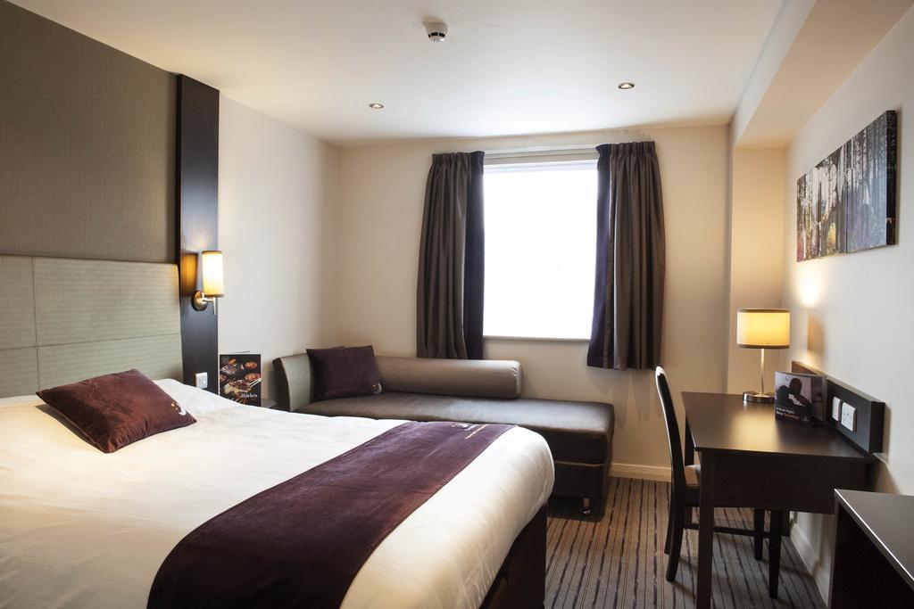 Premier Inn London Wandsworth Exterior foto